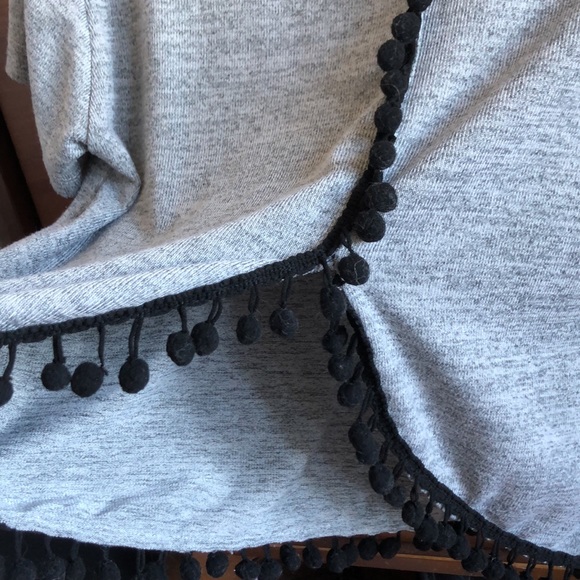 Cute open back top with fringe pompom - Picture 4 of 4